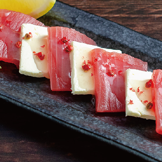 マグロとクリームチーズのカルパッチョ レモンソース